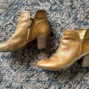 Vintage Italian leather heeled booties by Geox